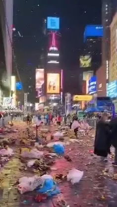 ‏اینجا میدان تایمزِ «آمریکا» بعد از جشن سال نوی میلادیه؛ 