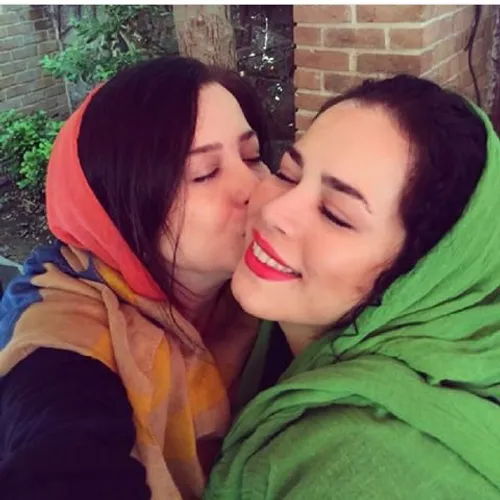 یک بوسه خواهرانه،مهراوه و ملیکا شریفی نیا - عکس ویسگون