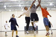 باراک اوباما در حال بازی بسکتبال