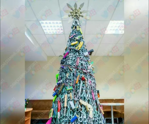 ‏در فرودگاه ویلنیوس لیتوانی درخت کریسمس رو با اشیای ممنوع