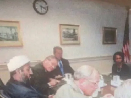 🔴 عکس تاریخی از ملاقات جورج دبلیو بوش با اسامه بن لادن قب