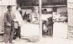🔺تصویر یک میوه‌فروشی در تهران ۱۰۰ سال قبل؛ چرا کاسبان قدی