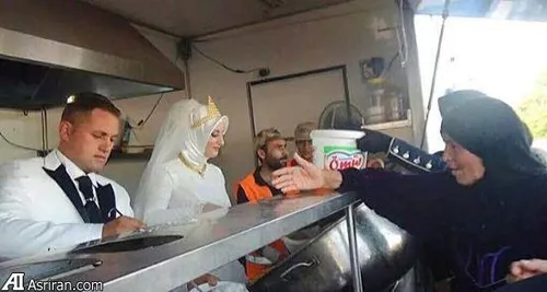 عروس و داماد ترک به جای مراسم،به آوارگان سوری غذا دادند (