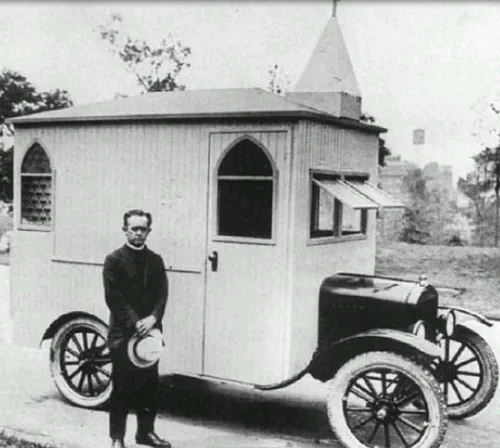 تصویر از یک کلیسای سیار و کشیش راننده!