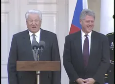 بیل کلینتون نامرد یوگسلاوی رو نابود کردی بعد میخندی