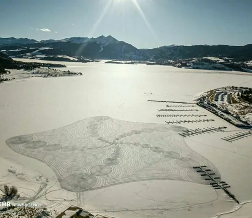 هنر قدم زدن روی برف هنرمند:ی به نام " سیمون بک " توانسته 