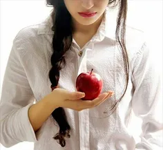 سیب سرخی به من بخشید و رفت 