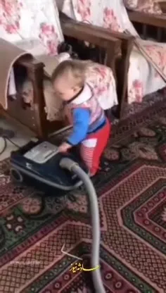 بچه برای تمیز کردن ‌خونه خیلی زحمت کشید😂