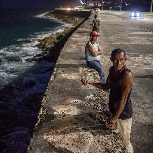 Fishing on the malecón in Havana, Cuba. Picture made by @