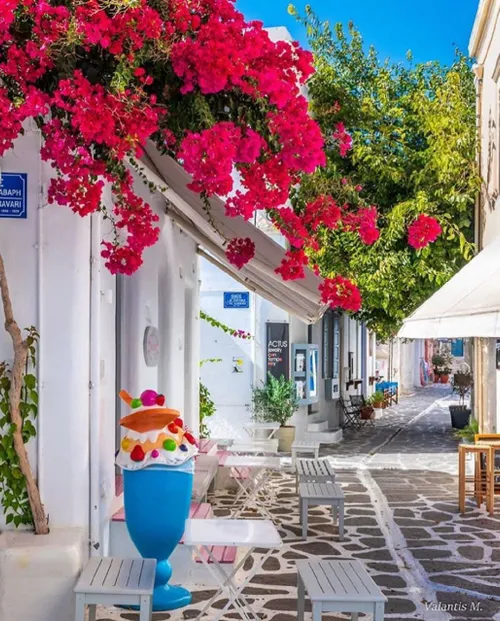 پاروس (Paros) یکی از خوش منظره ترین جزیره های یونان است. 