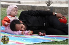 خوابیدن بابا روی پای بچه