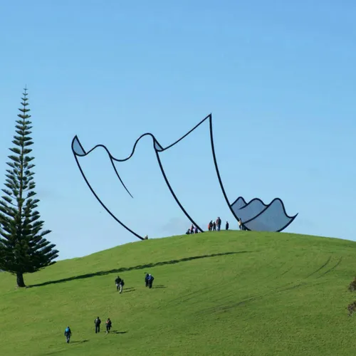 تصویر مجسمه ای خاص و فولادی در نیوزیلند که از فاصله دور ی