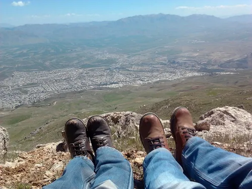 پاهای من و دوستم در یکی از بالاترین قله های کوه های اطراف