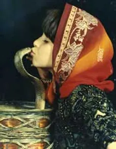 رکورد جالب دختر ایرانی در بوسیدن زبان‌ مار