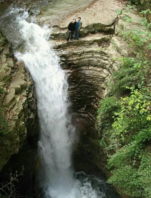 آبشار فوق العاده زیبا و سرسبز