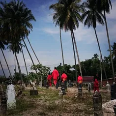 Malaysian muslims visit tombs of their relatives at Pengk