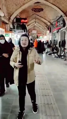 آواز خوانی دختری در بازار زنجان 