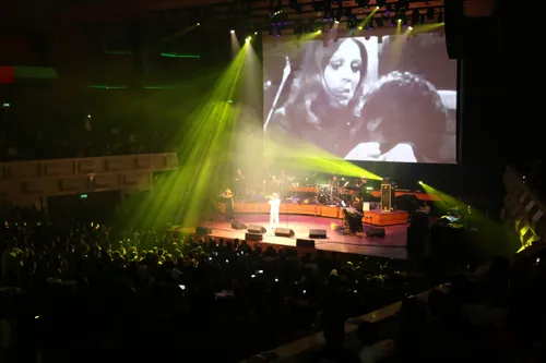 داریوش اقبالی، خواننده پاپ ایرانی، در حال اجرای برنامه در