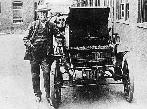 ادیسون و ماشین الکتریکی اش در سال 1895 میلادی .