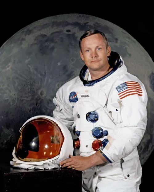 حتی لباس نیل آرمسترانگ که 51 سال پیش باهاش رفت ماه از لبا
