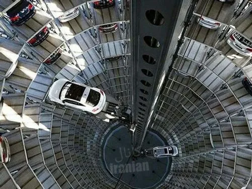 پارکینگ طبقاتی فوق مدرن در شهر وولفسبورگ کشور آلمان قرار 
