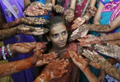 حنای عروسی در هند...عروس باید نظرکنه...بقیه هم عروس بشن..