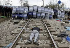 یک پناهجوی سرگردان ایرانی در مرز مقدونیه در مواجهه با پلی