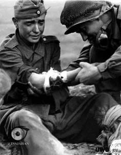 سربازان امریکایی در حال کمک ب یک سرباز زخمیه آلمانی 1944