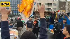 به آتش کشیدن #پرچم_رژیم_صهیونیستی در مراسم سالگرد پیروزی 