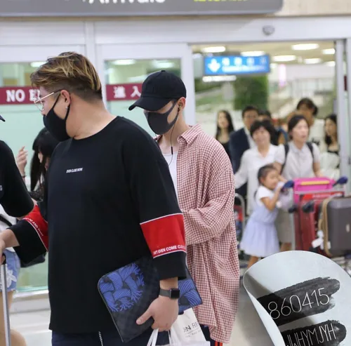 شیندونگ و اینهیوک تو فرودگاه درحال برگشت ب کره