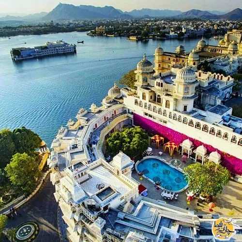 نمایی زیبا از دریاچه ادیپور در هند که با ساختمانهای مجلل 
