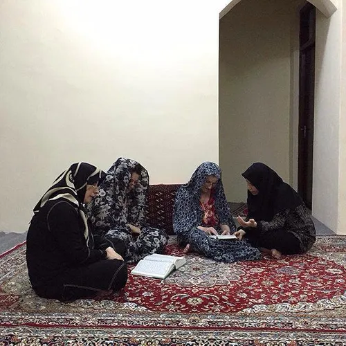 Photographer’s granny prays along with her daughters duri