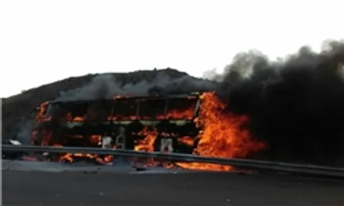 جزئیات آتش سوزی اتوبوس در اتوبان قم؛