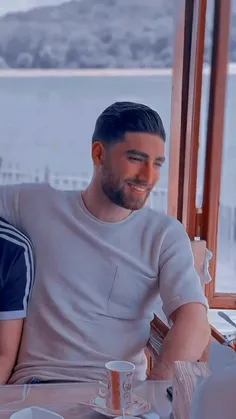 شاعر چشمت شوم یا شاعر خندیدنت