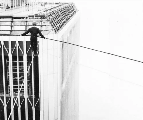 فیلیپ پتی بر روی یک سیم بین برج های تجارت جهانی نیویورک ،