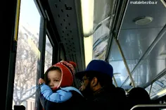 مردی به همراه دو کودکش داخل اتوبوس بودند.بچه ها شیطنت و س