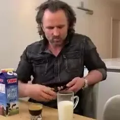 وقتی شیر دوست نداری ولی مجبورت میکنن بخوری😑