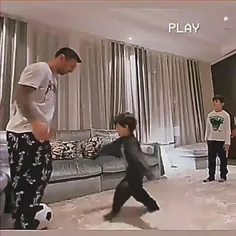 فوتبال بازی کردن مسی با پسراش 