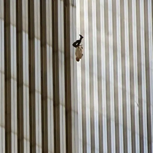 یکی از مشهورترین عکس های حمله 11 سپتامبر به برج های دوقلو