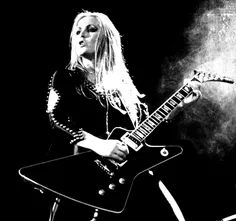 نوازنده زن متال