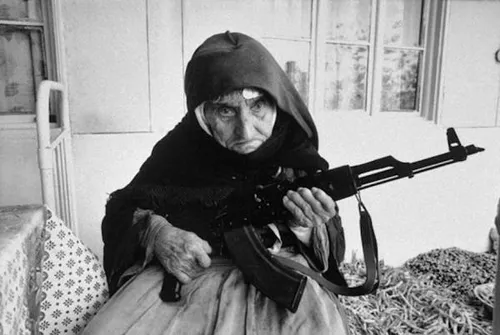 یک زن ارمنی در 1999 از خانه اش با یک اسلحه محافظت می کند.