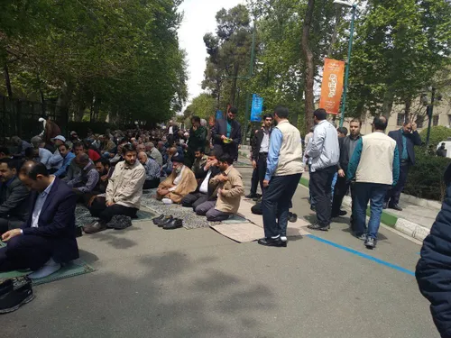 حضور آیت الله رئیسی در میان مردم در نماز جمعه تهران