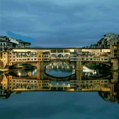 انعکاس فوق العاده پل Ponte Vecchio روی رودخانه ارنو در کش