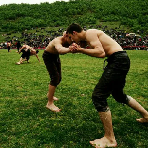 در روستای «استیودنیکانی» در مقدونیه، مردان جوان بدن های خ