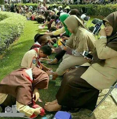 مراسم شستشوی پای مادر در مدارس اندونزی