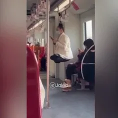 آویزان شدن یک زن با موهایش در مترو !🙄