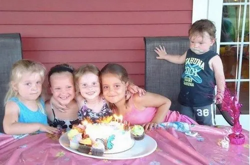 وای خدا پسر بچه هه سمت راست رو نگاه کنید چطور ب کیک خیره 