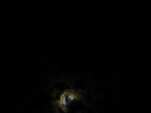 همین الان گرفتم.عکس ماه دربین ابرا