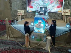 دوقلوهای #شهید_مدافع_حرم در کنار عکس پدر....