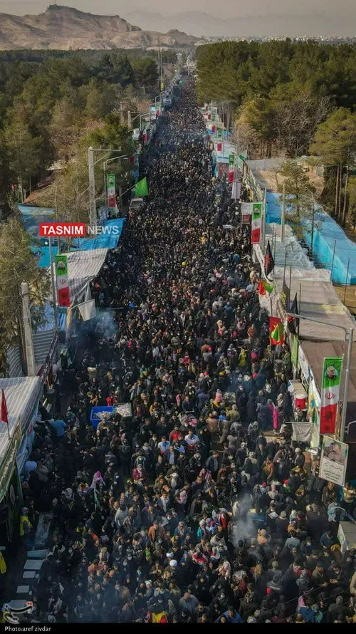 مردم در مسیر منتهی به مزار حاج قاسم سلیمانی 🇮🇷